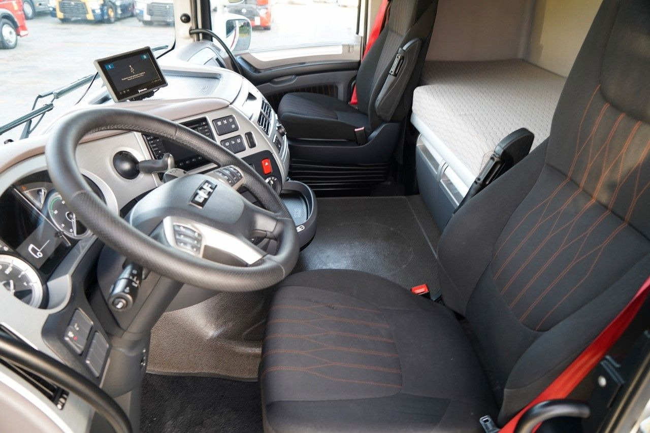 Cabeza tractora DAF XF 530 / RETARDER / I-PARK COOL / SUPER SPACE CA: foto 24