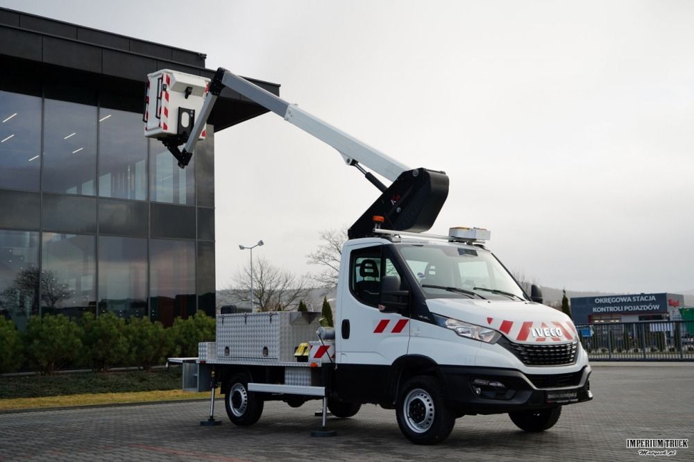 IVECO DAILY 35-140 / ZWYŻKA / PODNOŚNIK KOSZOWY KLUBB K26/ 4 PODPORY / MANUAL / 2020 R - Camión con plataforma elevadora: foto 4 IVECO DAILY 35-140 / ZWYŻKA / PODNOŚNIK KOSZOWY KLUBB K26/ 4 PODPORY / MANUAL / 2020 R - Camión con plataforma elevadora: foto 4