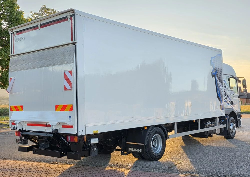 MAN TGM 15.290 / TGL / KONTENER / IZOTERMA / WINDA / KLIMA POSTOJOWA / 2019R / EURO 6 / PEŁEN SERWIS / 8200KG ŁADOWNOŚĆ / SPROWADZONY / ZADBANY / JAK NOWY / KSIĄŻKA SERWISOWA / E6 / 18 PALET - Camión caja cerrada: foto 3 MAN TGM 15.290 / TGL / KONTENER / IZOTERMA / WINDA / KLIMA POSTOJOWA / 2019R / EURO 6 / PEŁEN SERWIS / 8200KG ŁADOWNOŚĆ / SPROWADZONY / ZADBANY / JAK NOWY / KSIĄŻKA SERWISOWA / E6 / 18 PALET - Camión caja cerrada: foto 3