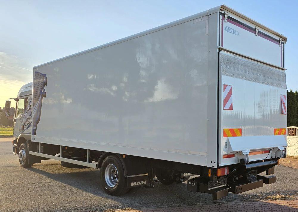 MAN TGM 15.290 / TGL / KONTENER / IZOTERMA / WINDA / KLIMA POSTOJOWA / 2019R / EURO 6 / PEŁEN SERWIS / 8200KG ŁADOWNOŚĆ / SPROWADZONY / ZADBANY / JAK NOWY / KSIĄŻKA SERWISOWA / E6 / 18 PALET - Camión caja cerrada: foto 4 MAN TGM 15.290 / TGL / KONTENER / IZOTERMA / WINDA / KLIMA POSTOJOWA / 2019R / EURO 6 / PEŁEN SERWIS / 8200KG ŁADOWNOŚĆ / SPROWADZONY / ZADBANY / JAK NOWY / KSIĄŻKA SERWISOWA / E6 / 18 PALET - Camión caja cerrada: foto 4