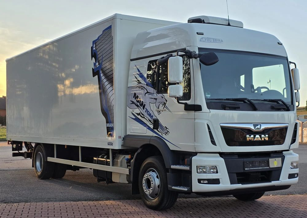 MAN TGM 15.290 / TGL / KONTENER / IZOTERMA / WINDA / KLIMA POSTOJOWA / 2019R / EURO 6 / PEŁEN SERWIS / 8200KG ŁADOWNOŚĆ / SPROWADZONY / ZADBANY / JAK NOWY / KSIĄŻKA SERWISOWA / E6 / 18 PALET - Camión caja cerrada: foto 1 MAN TGM 15.290 / TGL / KONTENER / IZOTERMA / WINDA / KLIMA POSTOJOWA / 2019R / EURO 6 / PEŁEN SERWIS / 8200KG ŁADOWNOŚĆ / SPROWADZONY / ZADBANY / JAK NOWY / KSIĄŻKA SERWISOWA / E6 / 18 PALET - Camión caja cerrada: foto 1