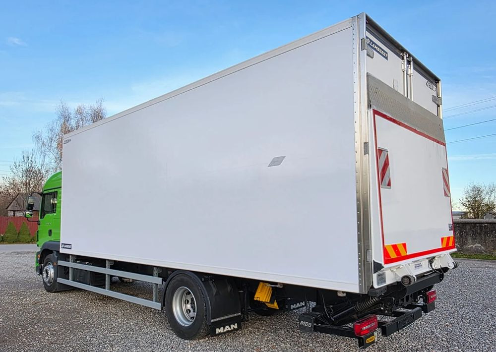 MAN TGM 18.320 / 18.290 / 15.290 / IZOTERMA / WINDA / 19PALET / E6 / 08.2018 / LIFT / SPROWADZONY / AUTOMAT / SYPIALKA / PIERWSZY WŁAŚCICIEL / BOCZNE DRZWI / STAN BARDZO DOBRY - Frigorífico camión: foto 4 MAN TGM 18.320 / 18.290 / 15.290 / IZOTERMA / WINDA / 19PALET / E6 / 08.2018 / LIFT / SPROWADZONY / AUTOMAT / SYPIALKA / PIERWSZY WŁAŚCICIEL / BOCZNE DRZWI / STAN BARDZO DOBRY - Frigorífico camión: foto 4