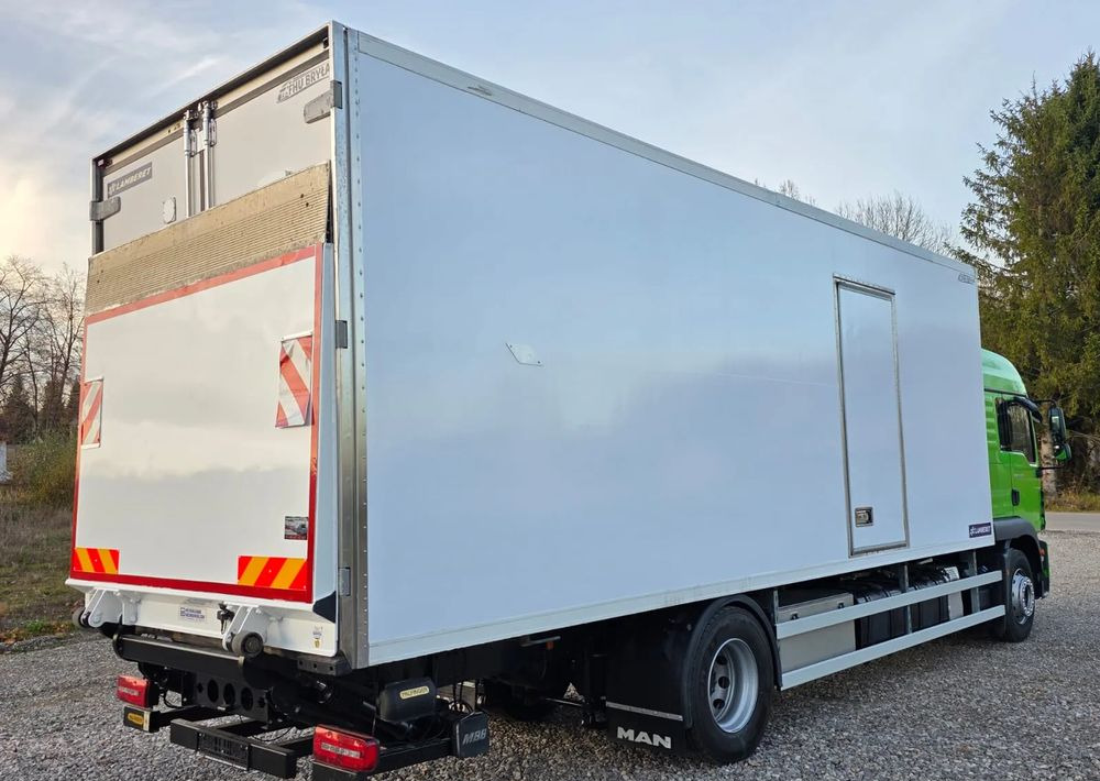 MAN TGM 18.320 / 18.290 / 15.290 / IZOTERMA / WINDA / 19PALET / E6 / 08.2018 / LIFT / SPROWADZONY / AUTOMAT / SYPIALKA / PIERWSZY WŁAŚCICIEL / BOCZNE DRZWI / STAN BARDZO DOBRY - Frigorífico camión: foto 5 MAN TGM 18.320 / 18.290 / 15.290 / IZOTERMA / WINDA / 19PALET / E6 / 08.2018 / LIFT / SPROWADZONY / AUTOMAT / SYPIALKA / PIERWSZY WŁAŚCICIEL / BOCZNE DRZWI / STAN BARDZO DOBRY - Frigorífico camión: foto 5