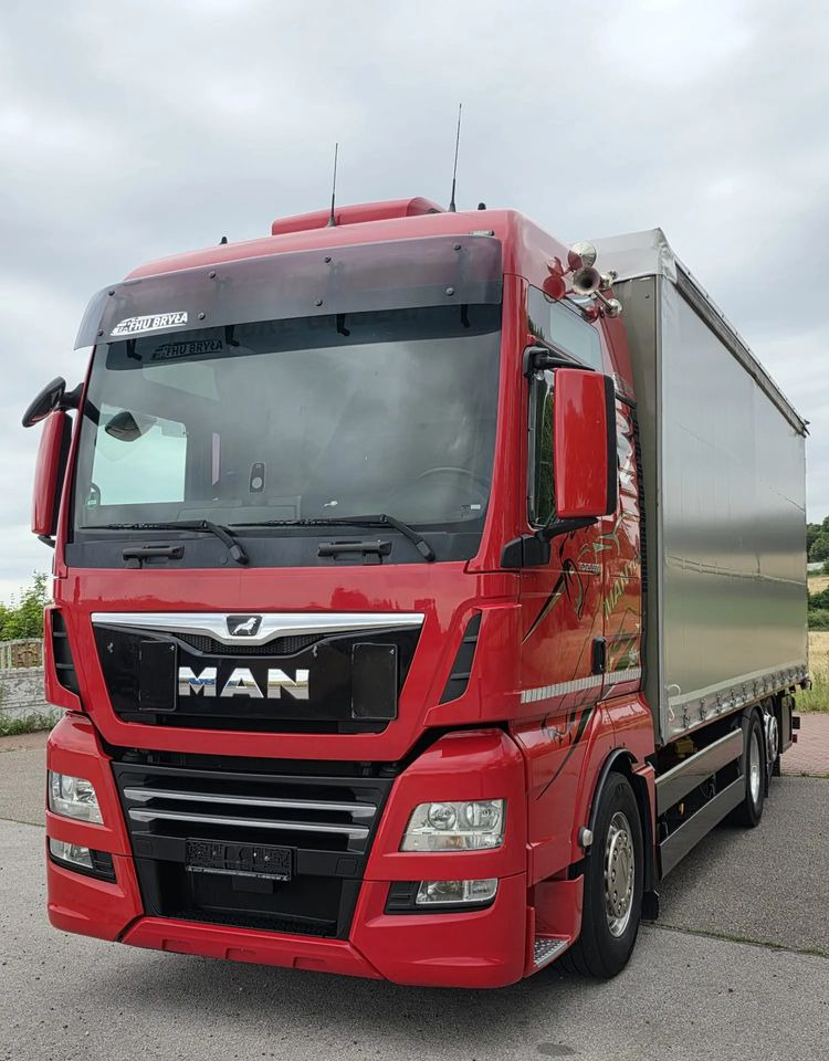 MAN TGX 26.500 / ALUMINIOWE FELGI / LIFT / 6X2 / KLIMA POSTOJOWA / 18PALET / E6 / FIRANKA / 17 TON ŁADOWNOŚĆ / WINDA / NISKI PRZEBIEG / JEDEN WŁAŚCICIEL / PODWIESZANA OŚ - Camión lona: foto 4 MAN TGX 26.500 / ALUMINIOWE FELGI / LIFT / 6X2 / KLIMA POSTOJOWA / 18PALET / E6 / FIRANKA / 17 TON ŁADOWNOŚĆ / WINDA / NISKI PRZEBIEG / JEDEN WŁAŚCICIEL / PODWIESZANA OŚ - Camión lona: foto 4