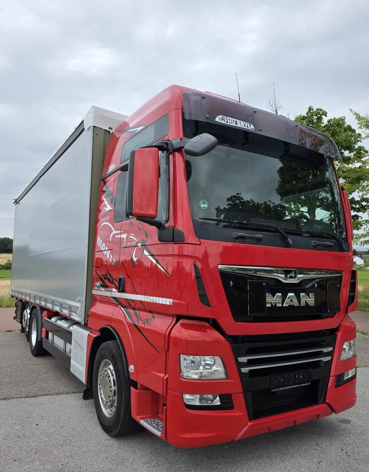 MAN TGX 26.500 / ALUMINIOWE FELGI / LIFT / 6X2 / KLIMA POSTOJOWA / 18PALET / E6 / FIRANKA / 17 TON ŁADOWNOŚĆ / WINDA / NISKI PRZEBIEG / JEDEN WŁAŚCICIEL / PODWIESZANA OŚ - Camión lona: foto 3 MAN TGX 26.500 / ALUMINIOWE FELGI / LIFT / 6X2 / KLIMA POSTOJOWA / 18PALET / E6 / FIRANKA / 17 TON ŁADOWNOŚĆ / WINDA / NISKI PRZEBIEG / JEDEN WŁAŚCICIEL / PODWIESZANA OŚ - Camión lona: foto 3