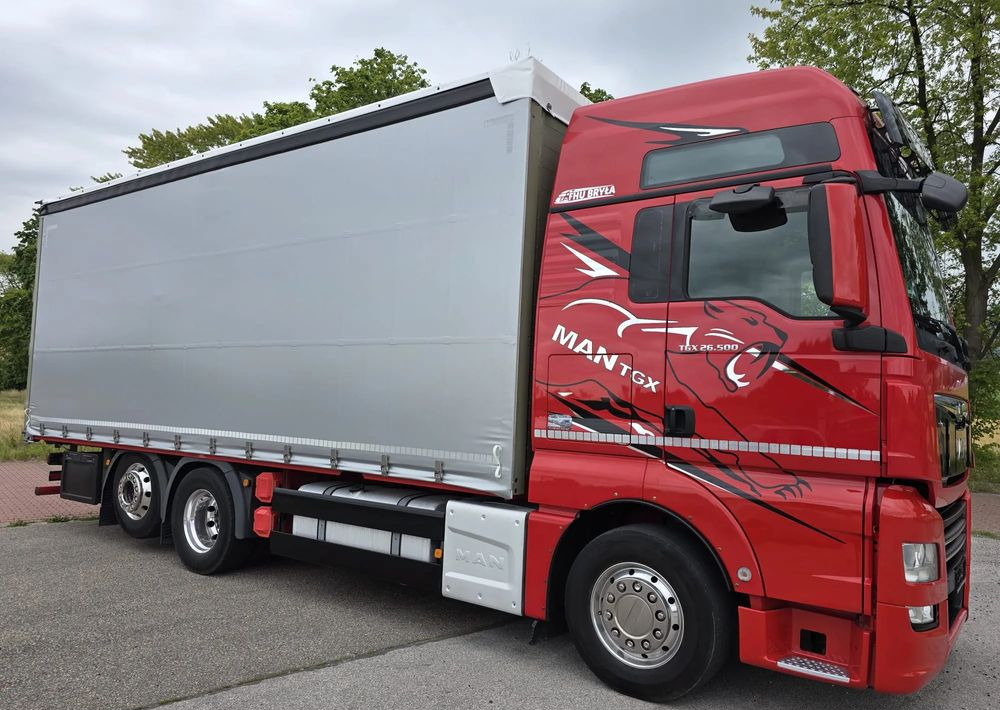 MAN TGX 26.500 / ALUMINIOWE FELGI / LIFT / 6X2 / KLIMA POSTOJOWA / 18PALET / E6 / FIRANKA / 17 TON ŁADOWNOŚĆ / WINDA / NISKI PRZEBIEG / JEDEN WŁAŚCICIEL / PODWIESZANA OŚ - Camión lona: foto 1 MAN TGX 26.500 / ALUMINIOWE FELGI / LIFT / 6X2 / KLIMA POSTOJOWA / 18PALET / E6 / FIRANKA / 17 TON ŁADOWNOŚĆ / WINDA / NISKI PRZEBIEG / JEDEN WŁAŚCICIEL / PODWIESZANA OŚ - Camión lona: foto 1
