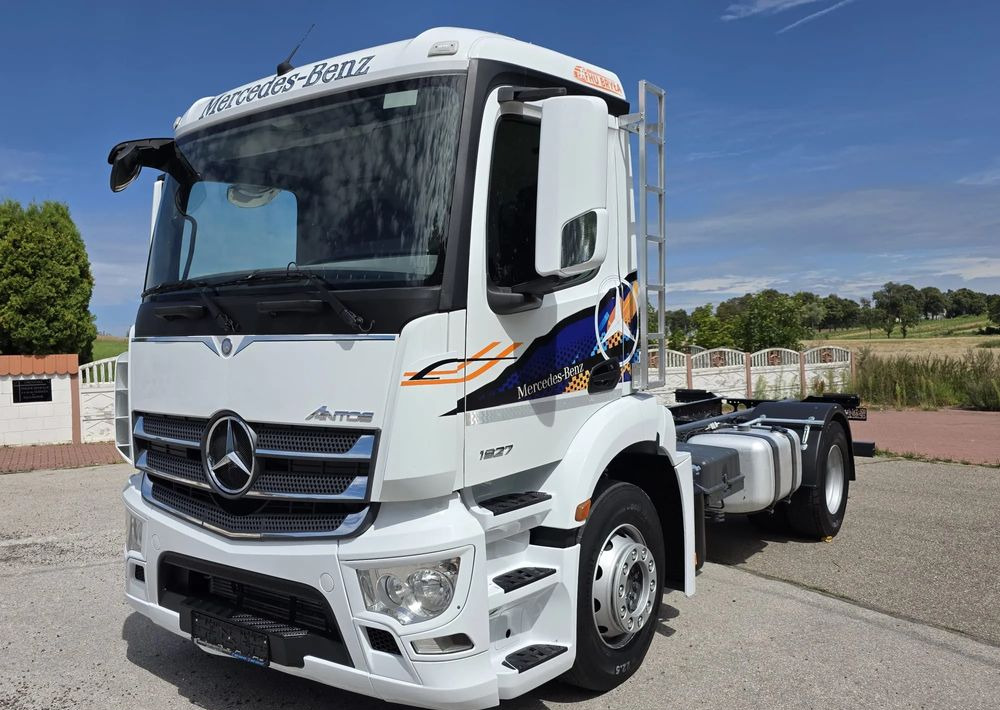 Mercedes-Benz ANTOS 1827 / ATEGO / ACTROS / E6 / ROZSTAW OSI 3.75M / WYWROT / BECZKA / UTRZYMANIE DRÓG / HAKOWIEC / SPROWADZONY / PIERWSZY WŁAŚCICIEL / STAN BDB - Chasis camión: foto 1 Mercedes-Benz ANTOS 1827 / ATEGO / ACTROS / E6 / ROZSTAW OSI 3.75M / WYWROT / BECZKA / UTRZYMANIE DRÓG / HAKOWIEC / SPROWADZONY / PIERWSZY WŁAŚCICIEL / STAN BDB - Chasis camión: foto 1