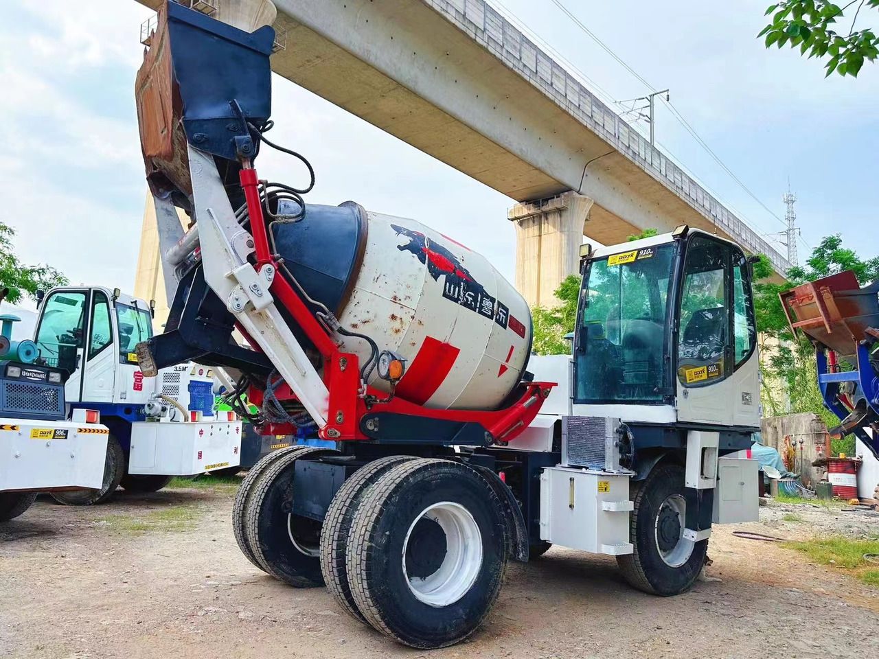 DEYI 2 cubic concrete mixer - Camión hormigonera: foto 4 DEYI 2 cubic concrete mixer - Camión hormigonera: foto 4