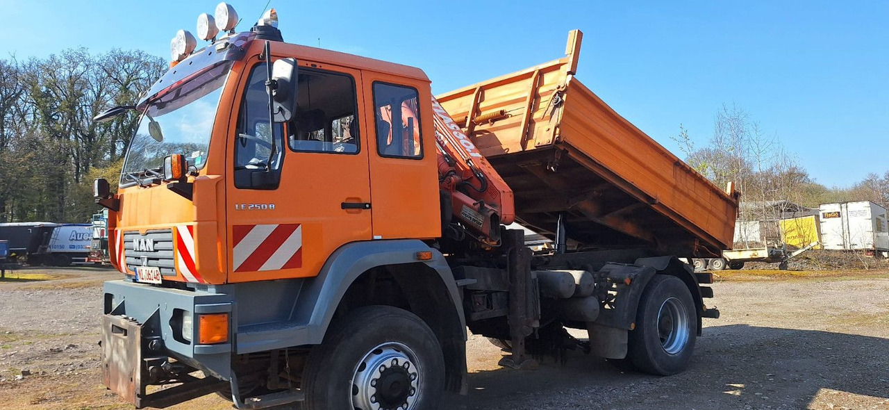 MAN TGM 18.240PS 4x4 3.S-Kipper mit Kran - Volquete camión, Camión grúa: foto 1 MAN TGM 18.240PS 4x4 3.S-Kipper mit Kran - Volquete camión, Camión grúa: foto 1