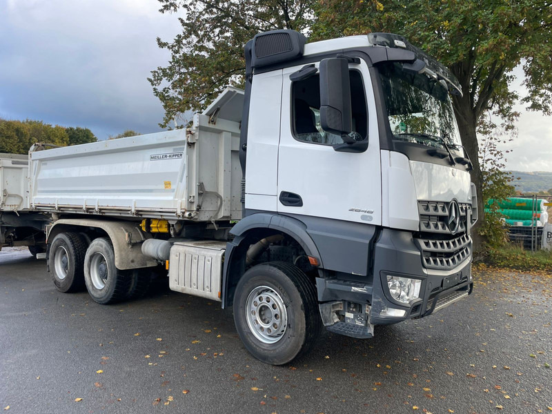 Mercedes-Benz 2648 3348 - Volquete camión: foto 1 Mercedes-Benz 2648 3348 - Volquete camión: foto 1