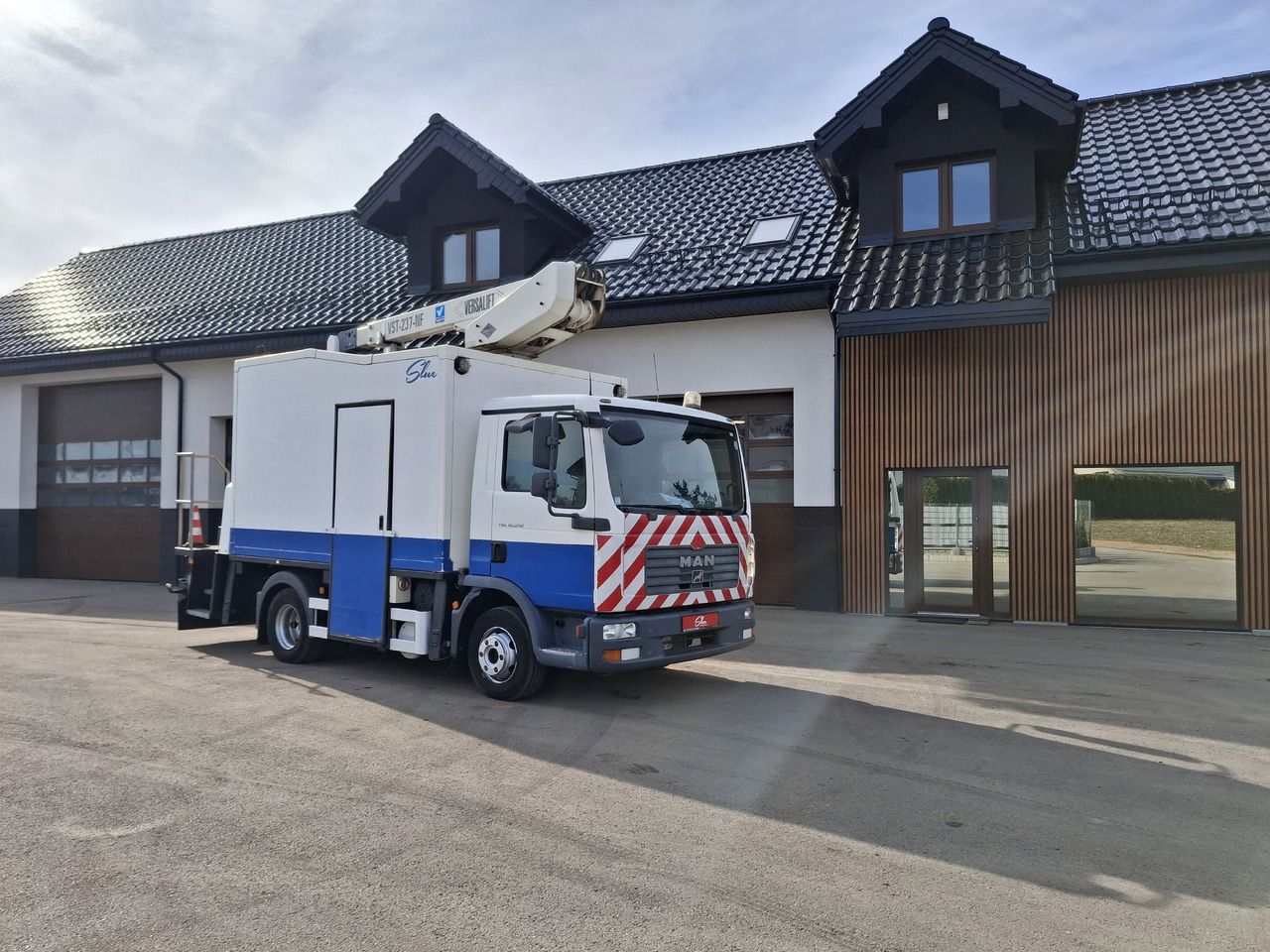 MAN TGL 12.210 Podnośnik Koszowy VERSALIFT - Camión con plataforma elevadora: foto 1 MAN TGL 12.210 Podnośnik Koszowy VERSALIFT - Camión con plataforma elevadora: foto 1
