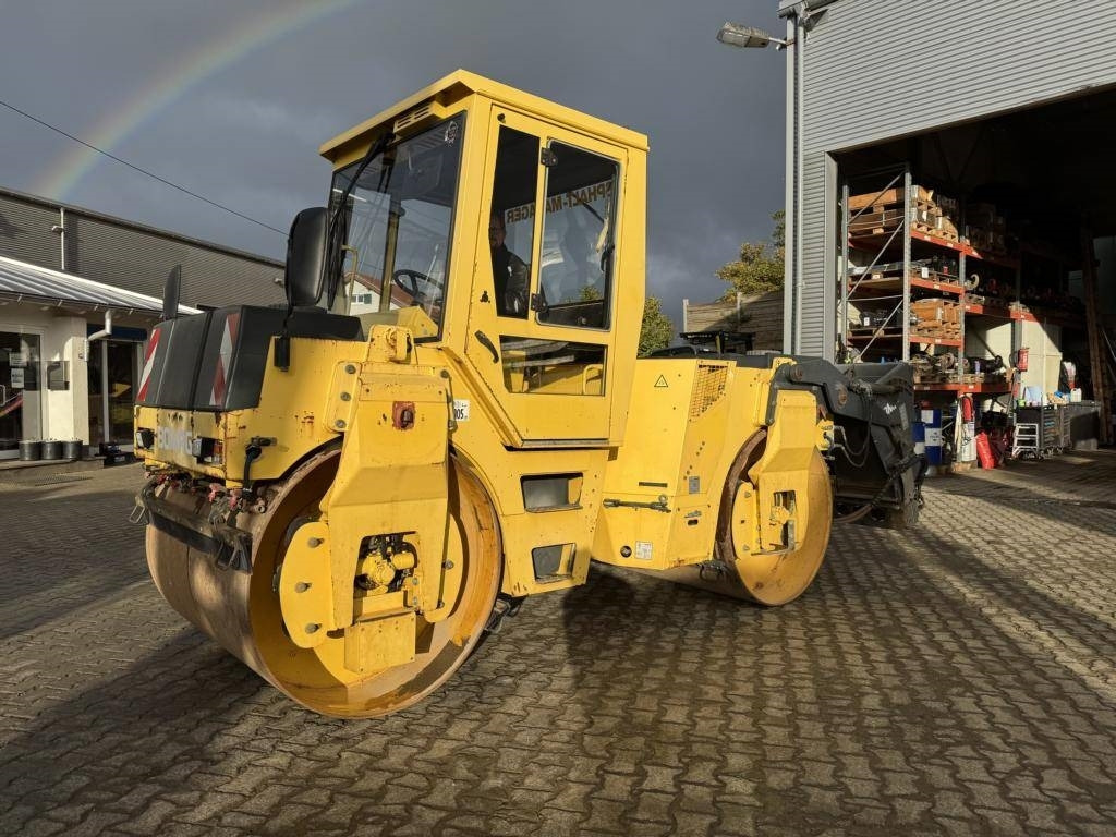 Bomag BW 144 AD-2 mit Splittstreuer BS180 - Apisonadora de asfalto: foto 1 Bomag BW 144 AD-2 mit Splittstreuer BS180 - Apisonadora de asfalto: foto 1