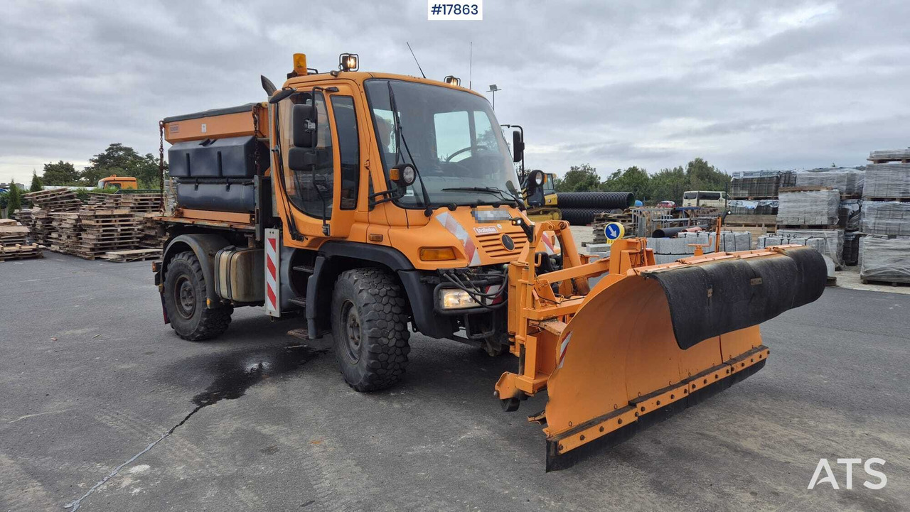 Płógopiaskarka Mercedes-Benz UNIMOG U300 (2001) - Máquina quitanieve: foto 1 Płógopiaskarka Mercedes-Benz UNIMOG U300 (2001) - Máquina quitanieve: foto 1