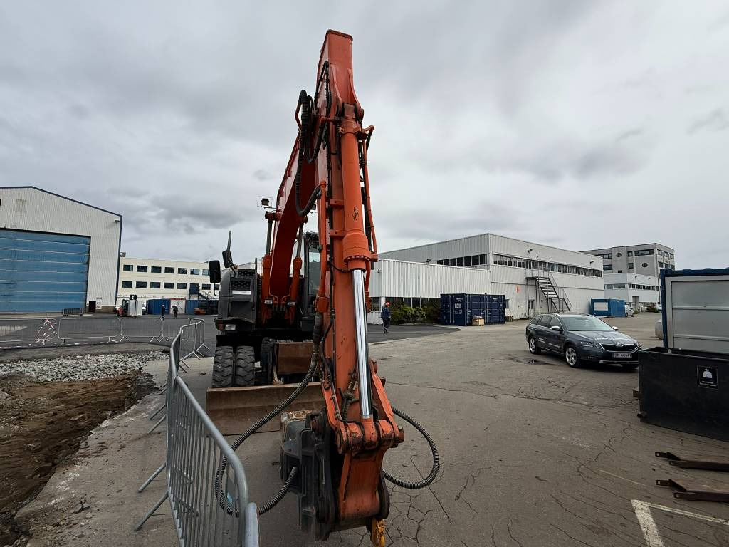Hitachi ZX 140 W-3 - Excavadora de ruedas: foto 5 Hitachi ZX 140 W-3 - Excavadora de ruedas: foto 5