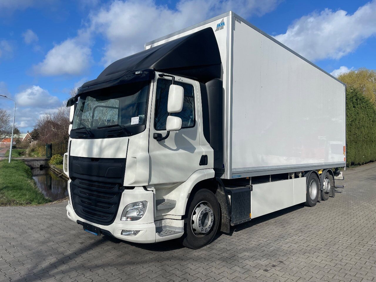 DAF CF Emoss 100 electric 200 - 250km range battery SOH 98 - Camión caja cerrada, Camión eléctrico: foto 1 DAF CF Emoss 100 electric 200 - 250km range battery SOH 98 - Camión caja cerrada, Camión eléctrico: foto 1