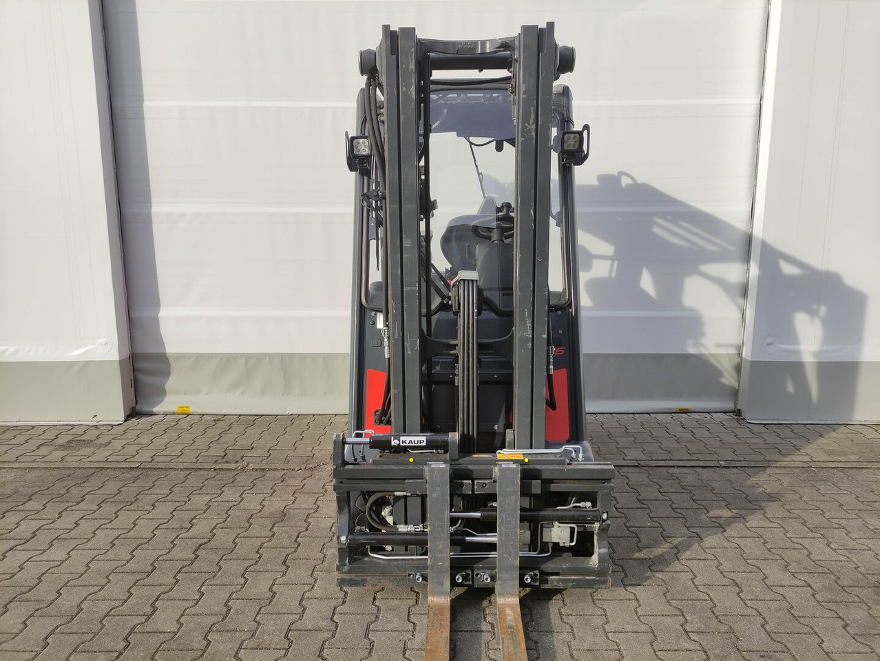 Linde E16PH-02-386 - Carretilla elevadora eléctrica: foto 3 Linde E16PH-02-386 - Carretilla elevadora eléctrica: foto 3