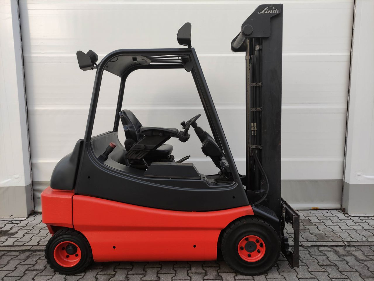 Linde E30-336-03 (LACK NEU) - Carretilla elevadora eléctrica: foto 2 Linde E30-336-03 (LACK NEU) - Carretilla elevadora eléctrica: foto 2
