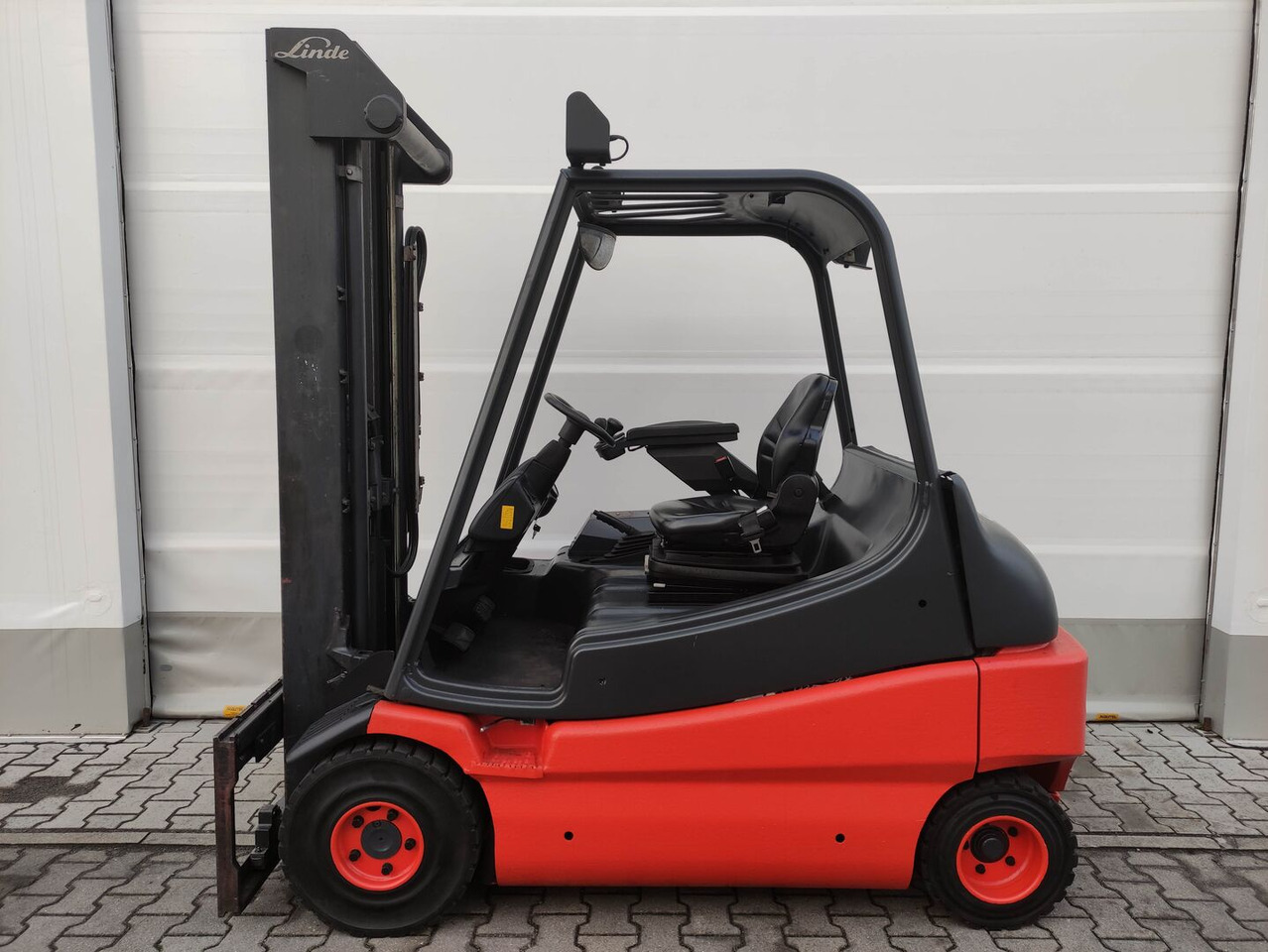 Linde E30-336-03 (LACK NEU) - Carretilla elevadora eléctrica: foto 1 Linde E30-336-03 (LACK NEU) - Carretilla elevadora eléctrica: foto 1