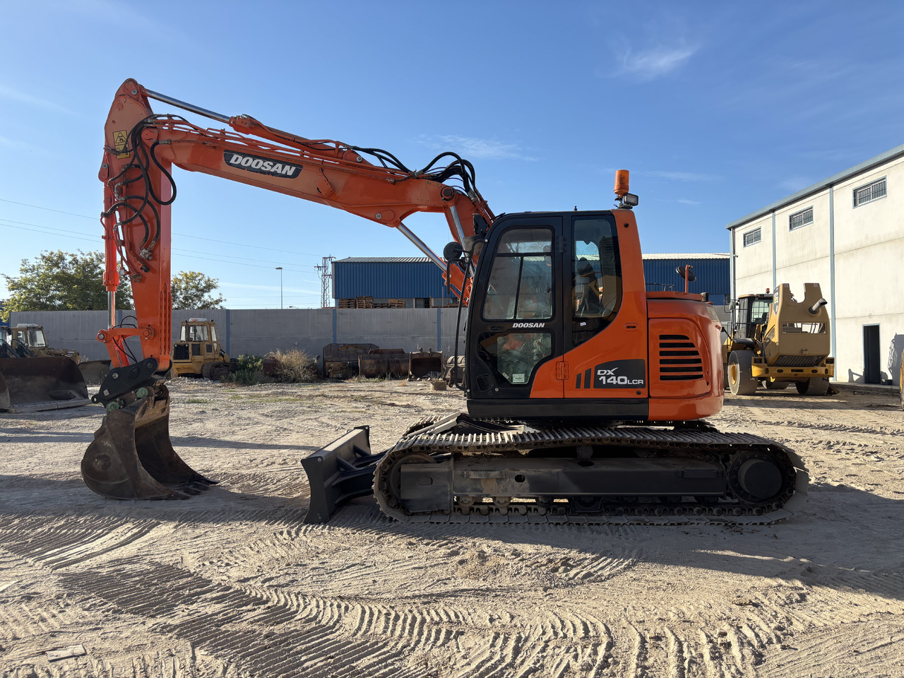 DOOSAN DX140-3 - Excavadora de cadenas: foto 2 DOOSAN DX140-3 - Excavadora de cadenas: foto 2