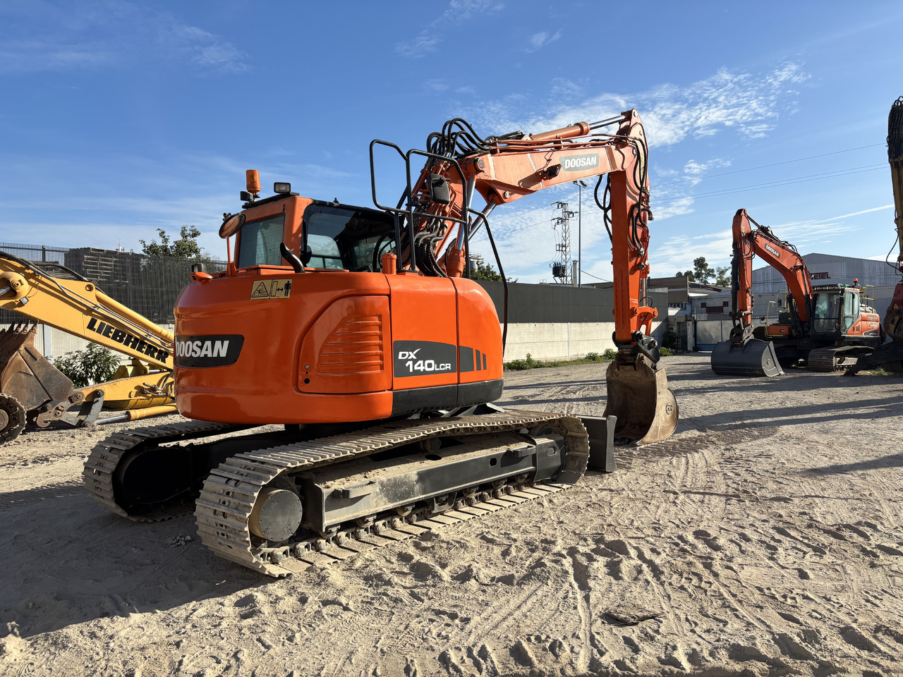 DOOSAN DX140-3 - Excavadora de cadenas: foto 5 DOOSAN DX140-3 - Excavadora de cadenas: foto 5