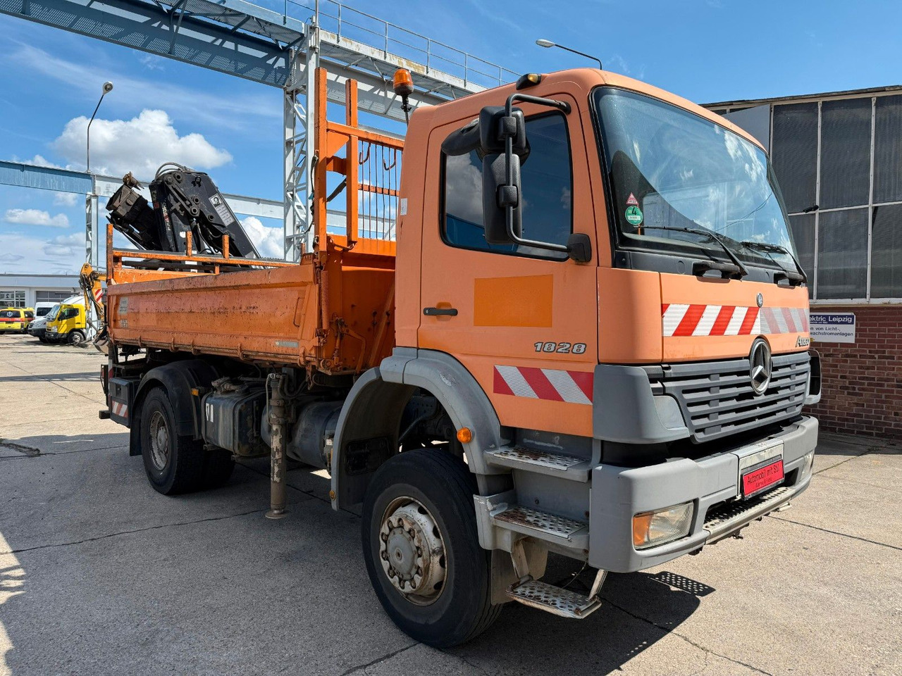 Mercedes-Benz ATEGO 1828 4X4 MEILER + HIAB KRAN 144 FS-3 - Volquete camión, Camión grúa: foto 1 Mercedes-Benz ATEGO 1828 4X4 MEILER + HIAB KRAN 144 FS-3 - Volquete camión, Camión grúa: foto 1