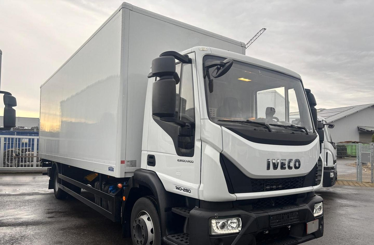 Iveco 140e28 euro 6 *48000 km - Camión caja cerrada: foto 1 Iveco 140e28 euro 6 *48000 km - Camión caja cerrada: foto 1