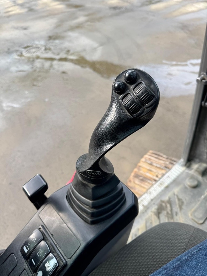 Excavadora de cadenas Volvo ECR 235 E: foto 30
