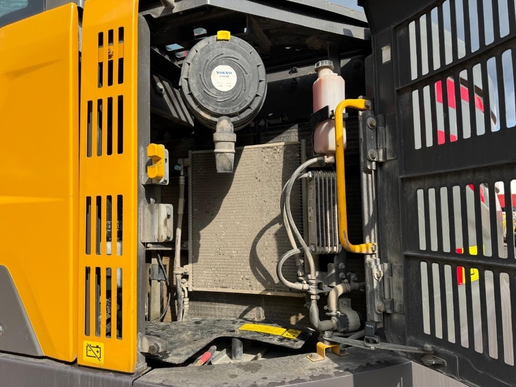Excavadora de cadenas Volvo ECR 235 E: foto 19