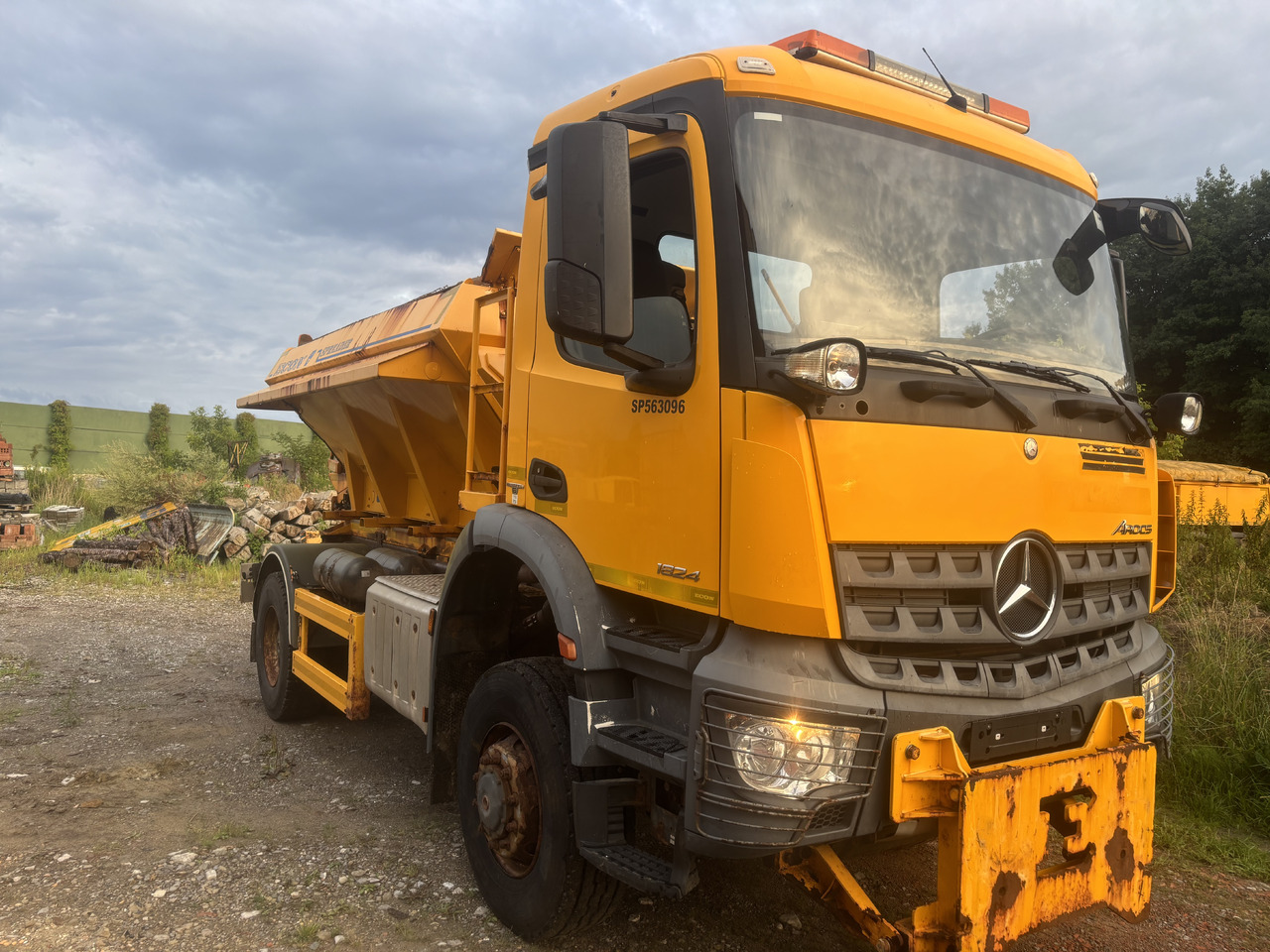 Mercedes AROCS 1824 4X4 GRITTER/SPREADER/PLOUGH - Máquina quitanieve: foto 3 Mercedes AROCS 1824 4X4 GRITTER/SPREADER/PLOUGH - Máquina quitanieve: foto 3