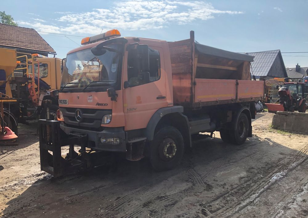 Mercedes-Benz Atego 1324 4x4 wywrotka piaskarka solarka - Volquete camión: foto 1 Mercedes-Benz Atego 1324 4x4 wywrotka piaskarka solarka - Volquete camión: foto 1