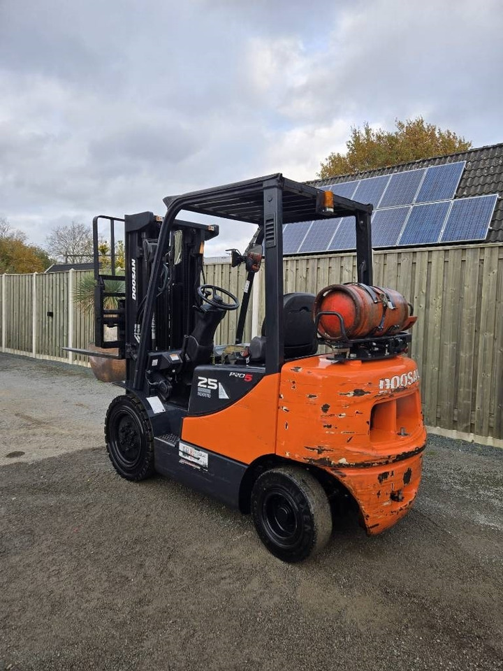 Doosan G 25 E-5 - Carretilla elevadora de gas: foto 2 Doosan G 25 E-5 - Carretilla elevadora de gas: foto 2