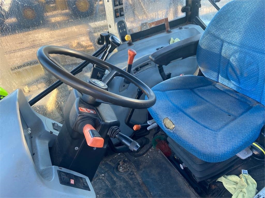New Holland T5050 - Tractor: foto 2 New Holland T5050 - Tractor: foto 2