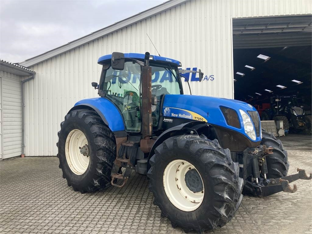 New Holland T7050 - Tractor: foto 1 New Holland T7050 - Tractor: foto 1
