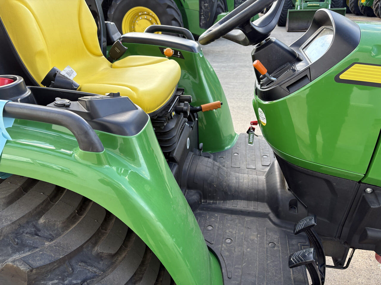 John Deere 3025E Compact tractor - Tractor viñedo/ Frutero: foto 5 John Deere 3025E Compact tractor - Tractor viñedo/ Frutero: foto 5