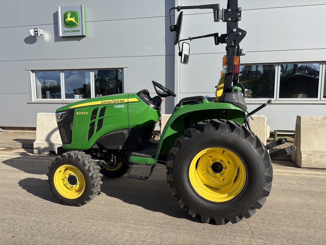 John Deere 3025E Compact tractor - Tractor viñedo/ Frutero: foto 1 John Deere 3025E Compact tractor - Tractor viñedo/ Frutero: foto 1