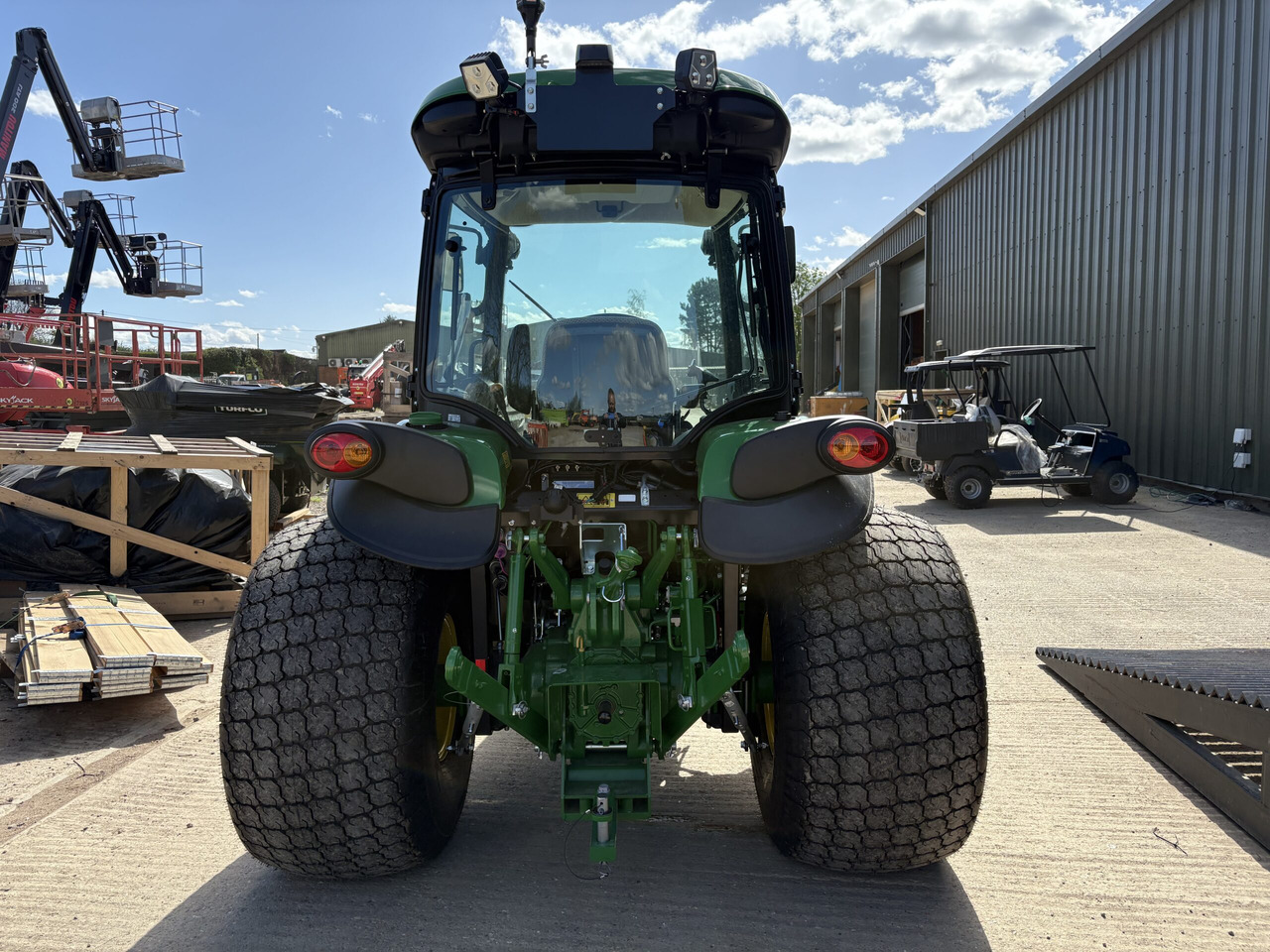 John Deere 4052R Compact Tractor - Tractor viñedo/ Frutero: foto 4 John Deere 4052R Compact Tractor - Tractor viñedo/ Frutero: foto 4