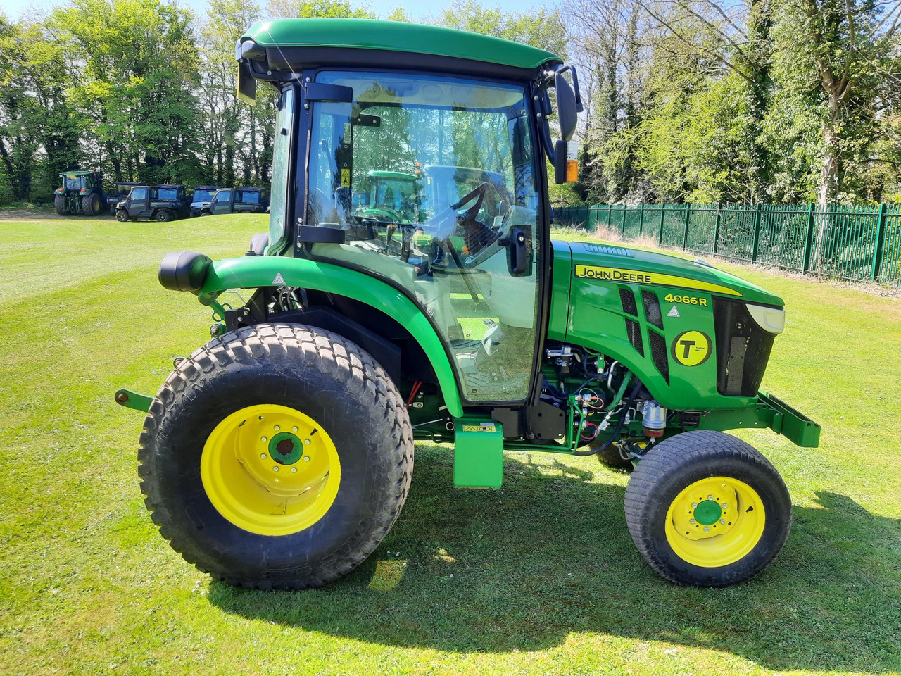 John Deere 4066R Compact Tractor - Tractor viñedo/ Frutero: foto 3 John Deere 4066R Compact Tractor - Tractor viñedo/ Frutero: foto 3
