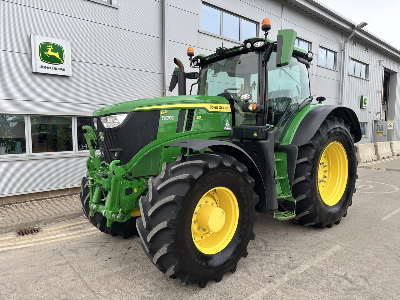John Deere 6R 215 - Tractor: foto 1 John Deere 6R 215 - Tractor: foto 1