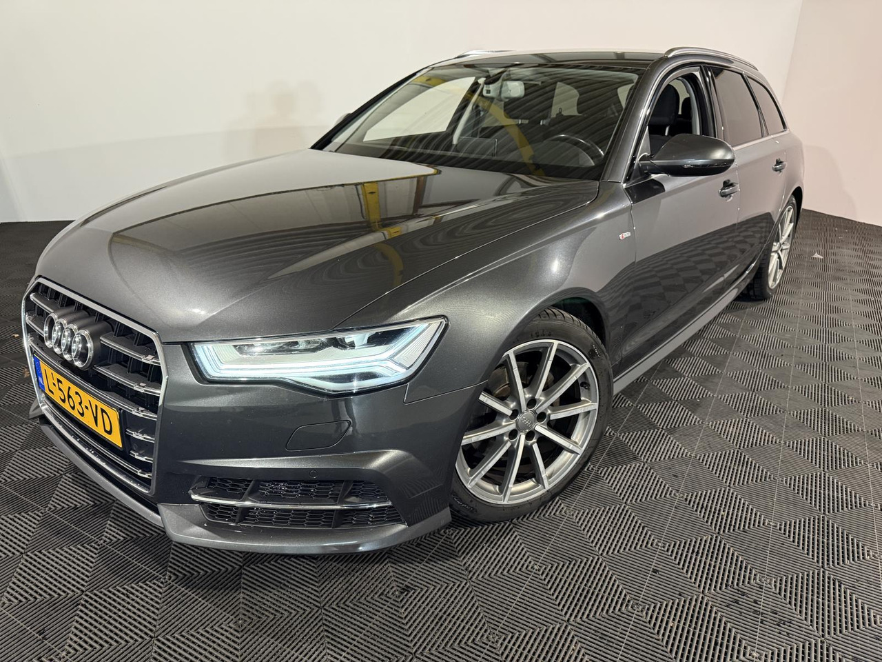 Audi | A6 Avant | 1.8 TFSI ultra Premium Edition | 2016 | 240.412 km | Automaat | L563VD | Geen oordeel - Coche: foto 1 Audi | A6 Avant | 1.8 TFSI ultra Premium Edition | 2016 | 240.412 km | Automaat | L563VD | Geen oordeel - Coche: foto 1