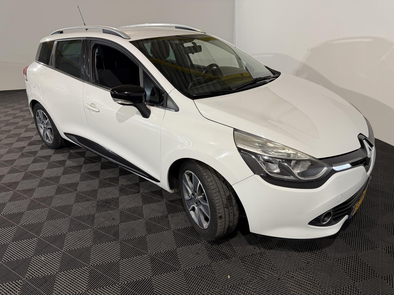 Renault | Clio Estate | 0.9 TCe Night&Day | 2014 | 176.858 km | 3ZBH50 | Logisch - Coche: foto 4 Renault | Clio Estate | 0.9 TCe Night&Day | 2014 | 176.858 km | 3ZBH50 | Logisch - Coche: foto 4