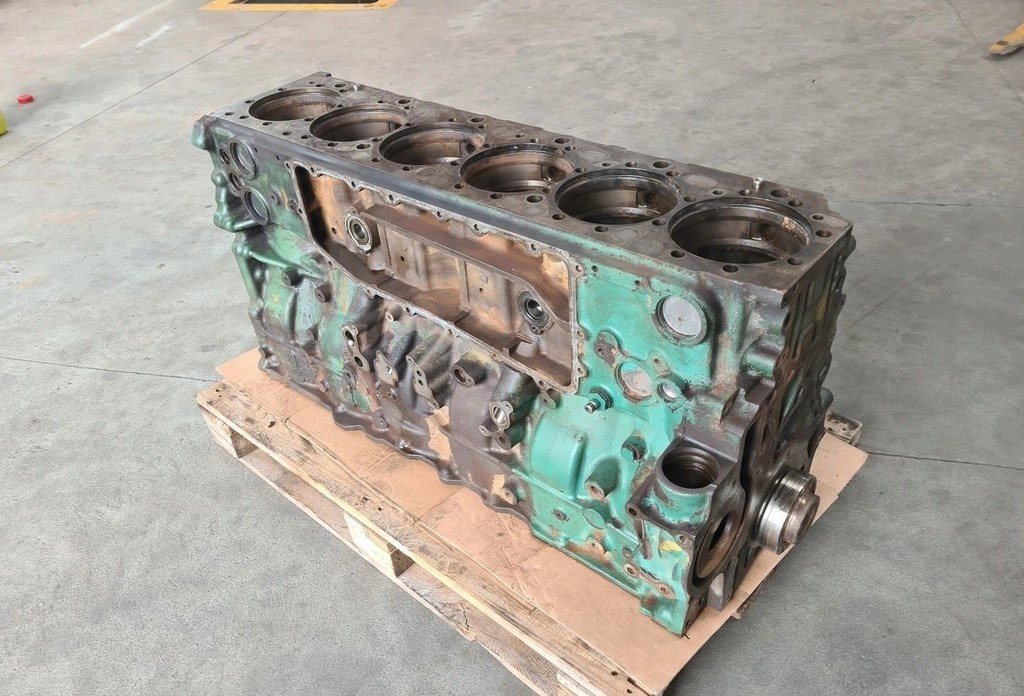 BLOK SILNIKA SŁUPEK WAŁ VOLVO FH 16 D16E 660 D16*015956* - Bloque de cilindros: foto 2 BLOK SILNIKA SŁUPEK WAŁ VOLVO FH 16 D16E 660 D16*015956* - Bloque de cilindros: foto 2