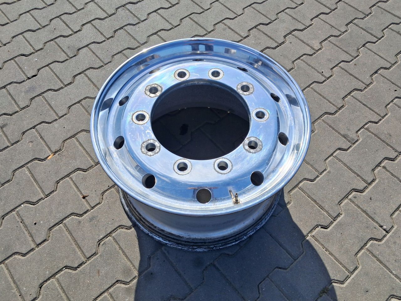 FELGA ALUMINIOWA ALCOA PRZÓD SZEROKA POLEROWANA 22,5 X 11,75 ET 120 TIR - Llanta para Camión: foto 1 FELGA ALUMINIOWA ALCOA PRZÓD SZEROKA POLEROWANA 22,5 X 11,75 ET 120 TIR - Llanta para Camión: foto 1