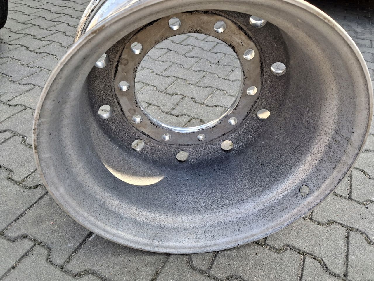 FELGA ALUMINIOWA ALCOA PRZÓD SZEROKA POLEROWANA 22,5 X 11,75 ET 120 TIR - Llanta para Camión: foto 4 FELGA ALUMINIOWA ALCOA PRZÓD SZEROKA POLEROWANA 22,5 X 11,75 ET 120 TIR - Llanta para Camión: foto 4