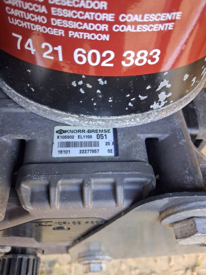 KNORR-BREMSE ZAWÓR OSUSZACZ POWIETRZA APM EL 1100 RENAULT MIDLUM GAMA D VOLVO FL FE - Piezas de freno para Camión: foto 2 KNORR-BREMSE ZAWÓR OSUSZACZ POWIETRZA APM EL 1100 RENAULT MIDLUM GAMA D VOLVO FL FE - Piezas de freno para Camión: foto 2