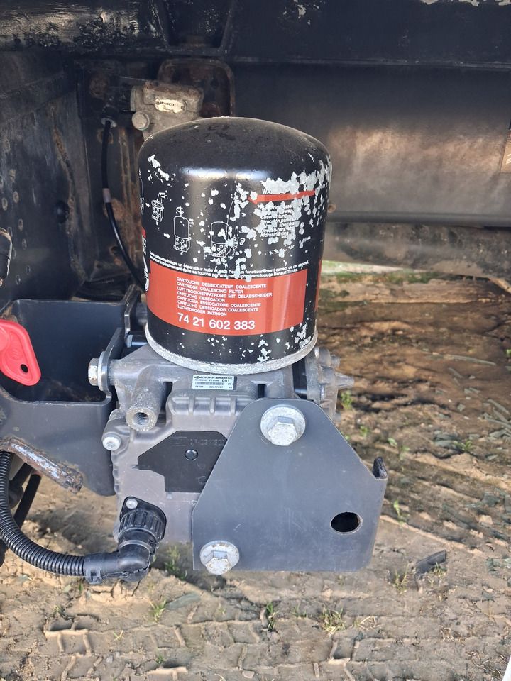 KNORR-BREMSE ZAWÓR OSUSZACZ POWIETRZA APM EL 1100 RENAULT MIDLUM GAMA D VOLVO FL FE - Piezas de freno para Camión: foto 1 KNORR-BREMSE ZAWÓR OSUSZACZ POWIETRZA APM EL 1100 RENAULT MIDLUM GAMA D VOLVO FL FE - Piezas de freno para Camión: foto 1