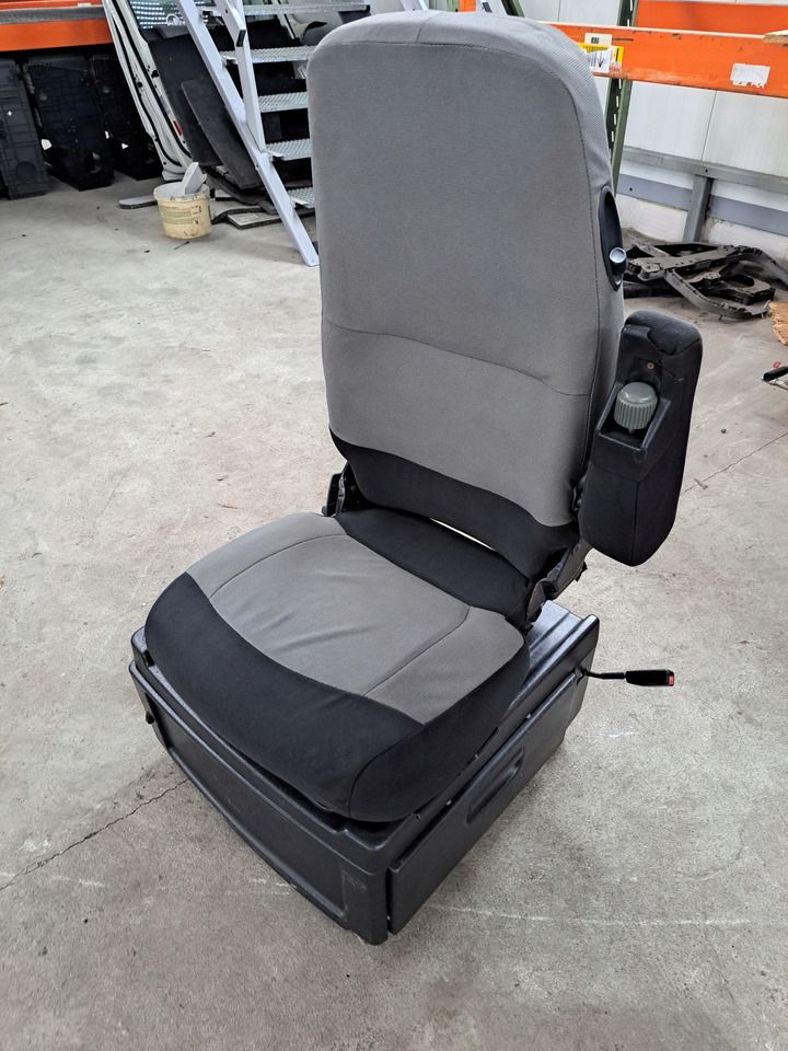 RENAULT FOTEL OBRACANY SIEDZENIE PASAŻERA RENAULT MAGNUM DXI LIFT VEGA SALONKA - Asiento para Camión: foto 2 RENAULT FOTEL OBRACANY SIEDZENIE PASAŻERA RENAULT MAGNUM DXI LIFT VEGA SALONKA - Asiento para Camión: foto 2