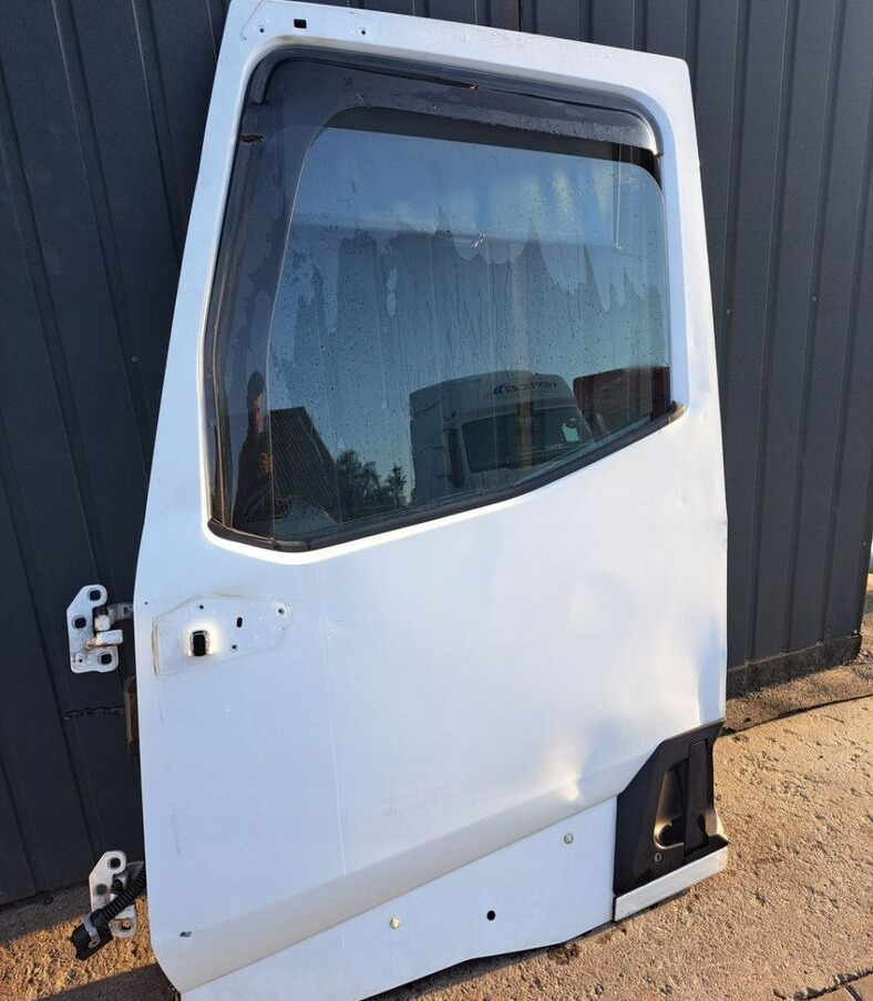 Renault GAMA T K C RANGE - Puerta y piezas para Camión: foto 2 Renault GAMA T K C RANGE - Puerta y piezas para Camión: foto 2