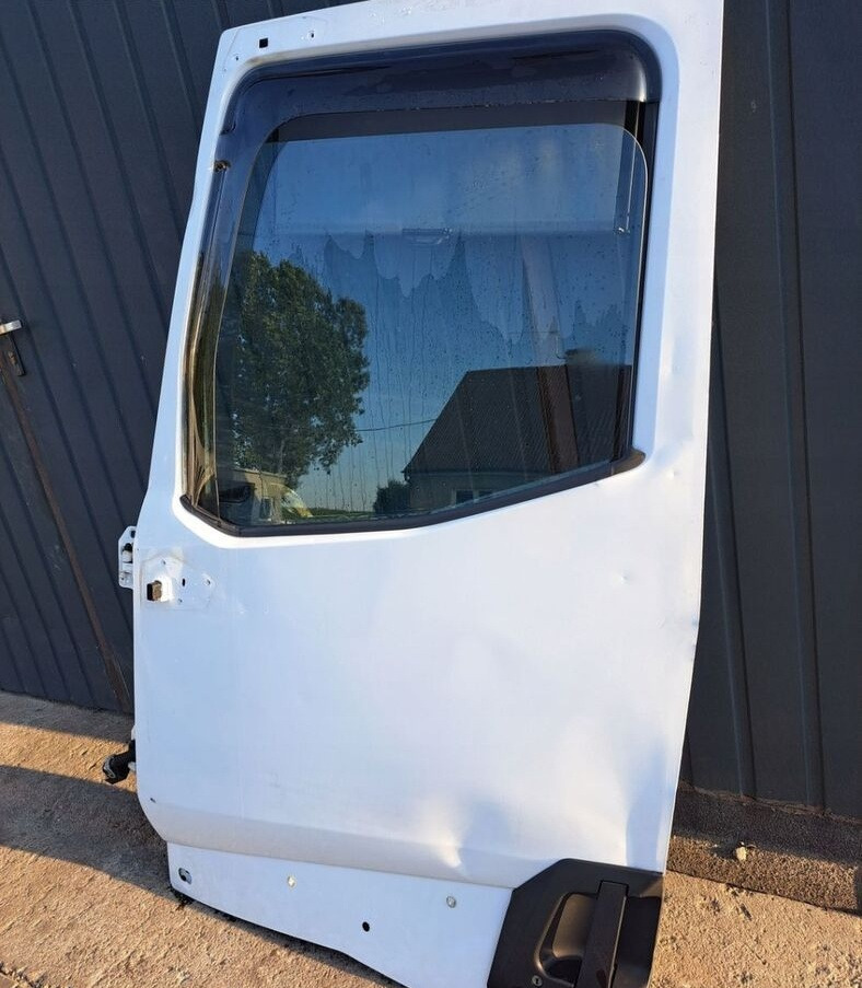 Renault GAMA T K C RANGE - Puerta y piezas para Camión: foto 1 Renault GAMA T K C RANGE - Puerta y piezas para Camión: foto 1