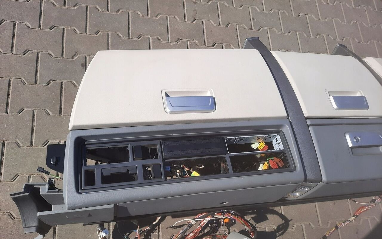 Renault KONSOLA PÓŁKA GÓRNA RENAULT GAMA T RANGE - Cabina e interior para Camión: foto 2 Renault KONSOLA PÓŁKA GÓRNA RENAULT GAMA T RANGE - Cabina e interior para Camión: foto 2