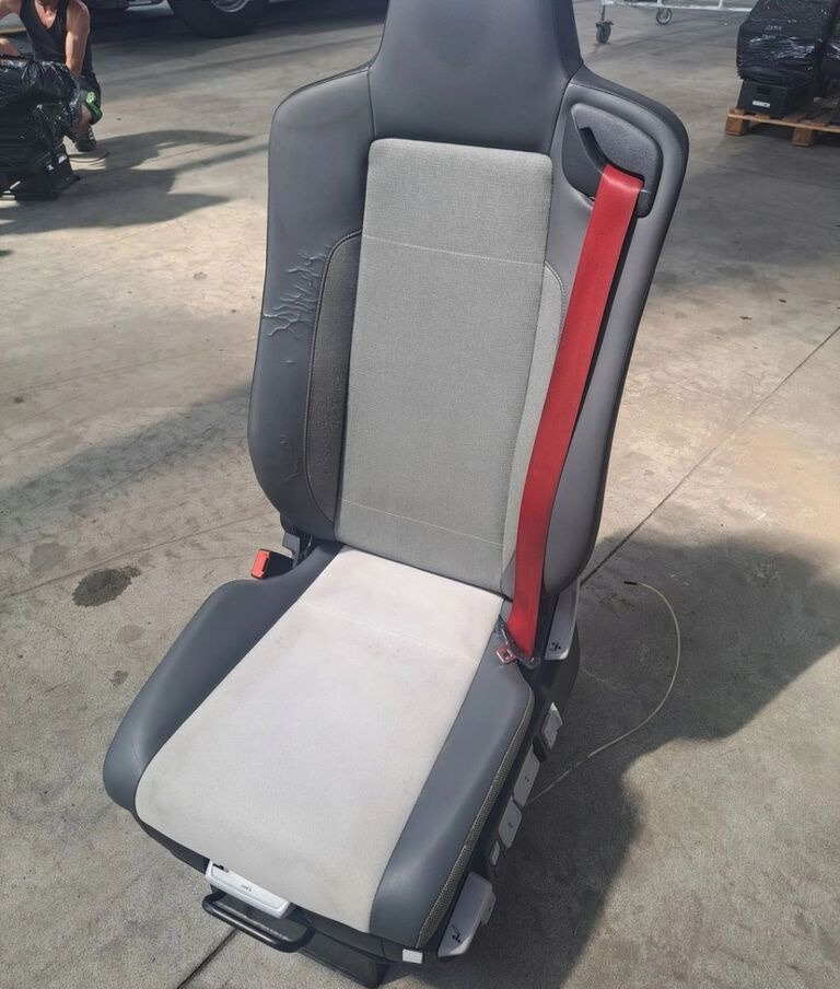 Renault SIEDZENIE KIEROWCY Renault RANGE GAMA T C K - Asiento para Camión: foto 1 Renault SIEDZENIE KIEROWCY Renault RANGE GAMA T C K - Asiento para Camión: foto 1